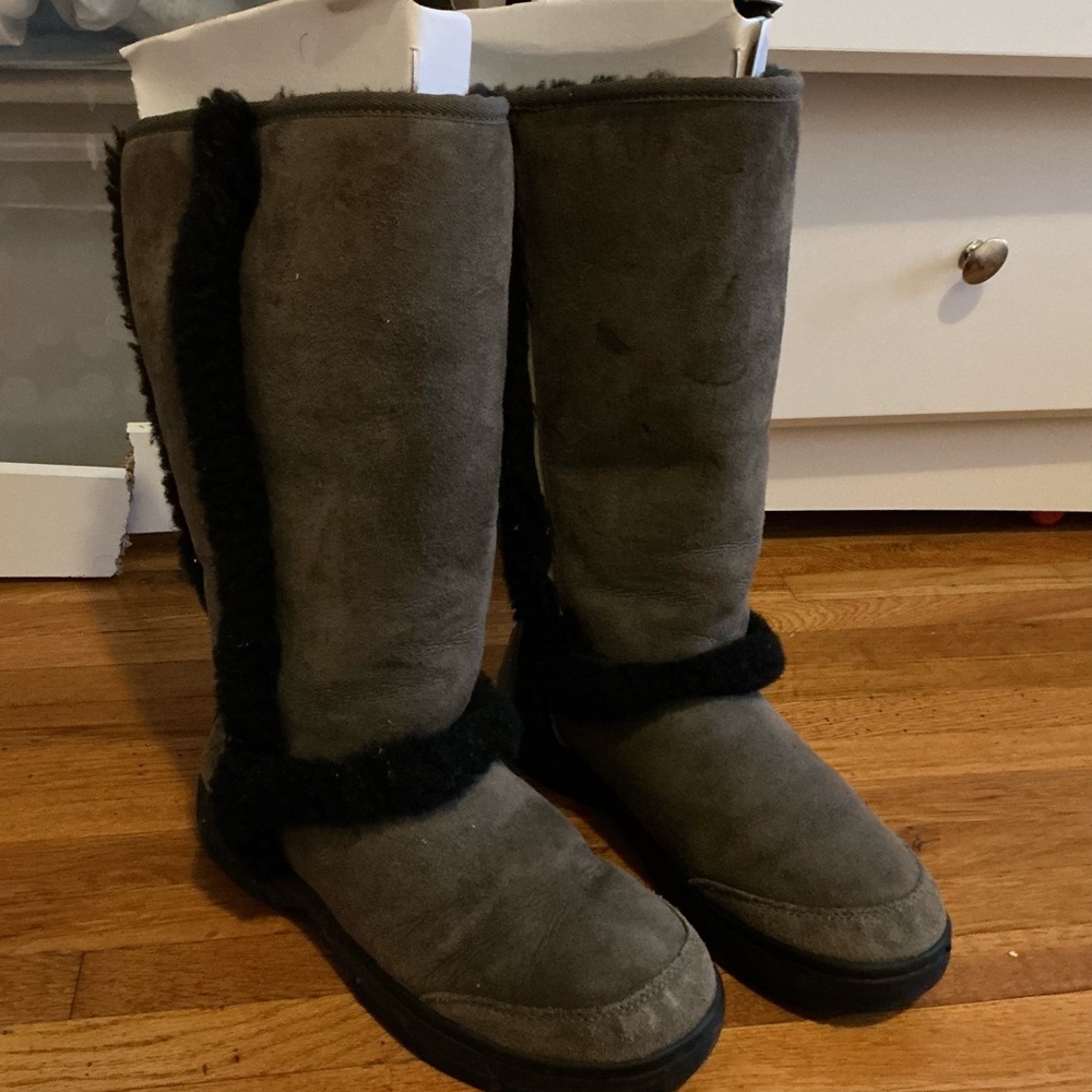 UGG Women's Black and Gray Ankle Boots
